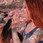 Mikayla Raines gioca con una volpe salvata nel rifugio Save A Fox