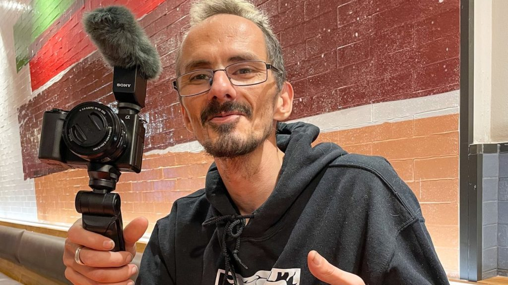 Jean Pormanove muore durante una maratona su Kick, sito di Live Streaming. La piattaforma rischia una multa da 49 Milioni.